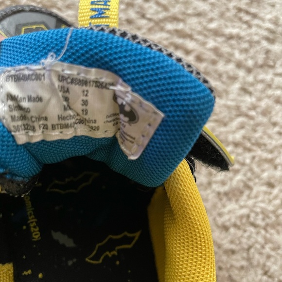 DC Comics Batman Kids Light Up Sneakers - Picture 7 of 9